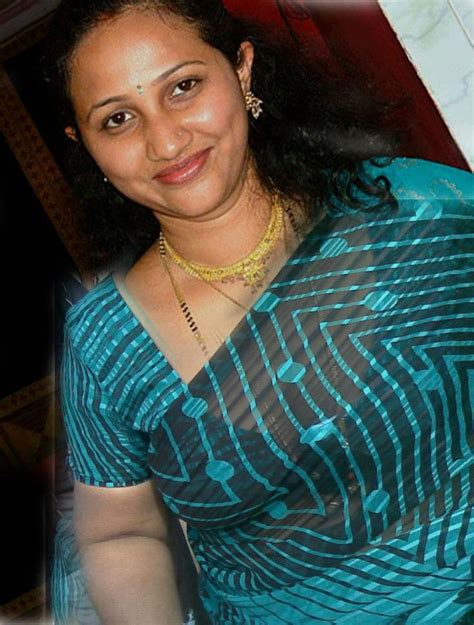 hot indian aunty photos|Cleavage of aunties & desi girls 